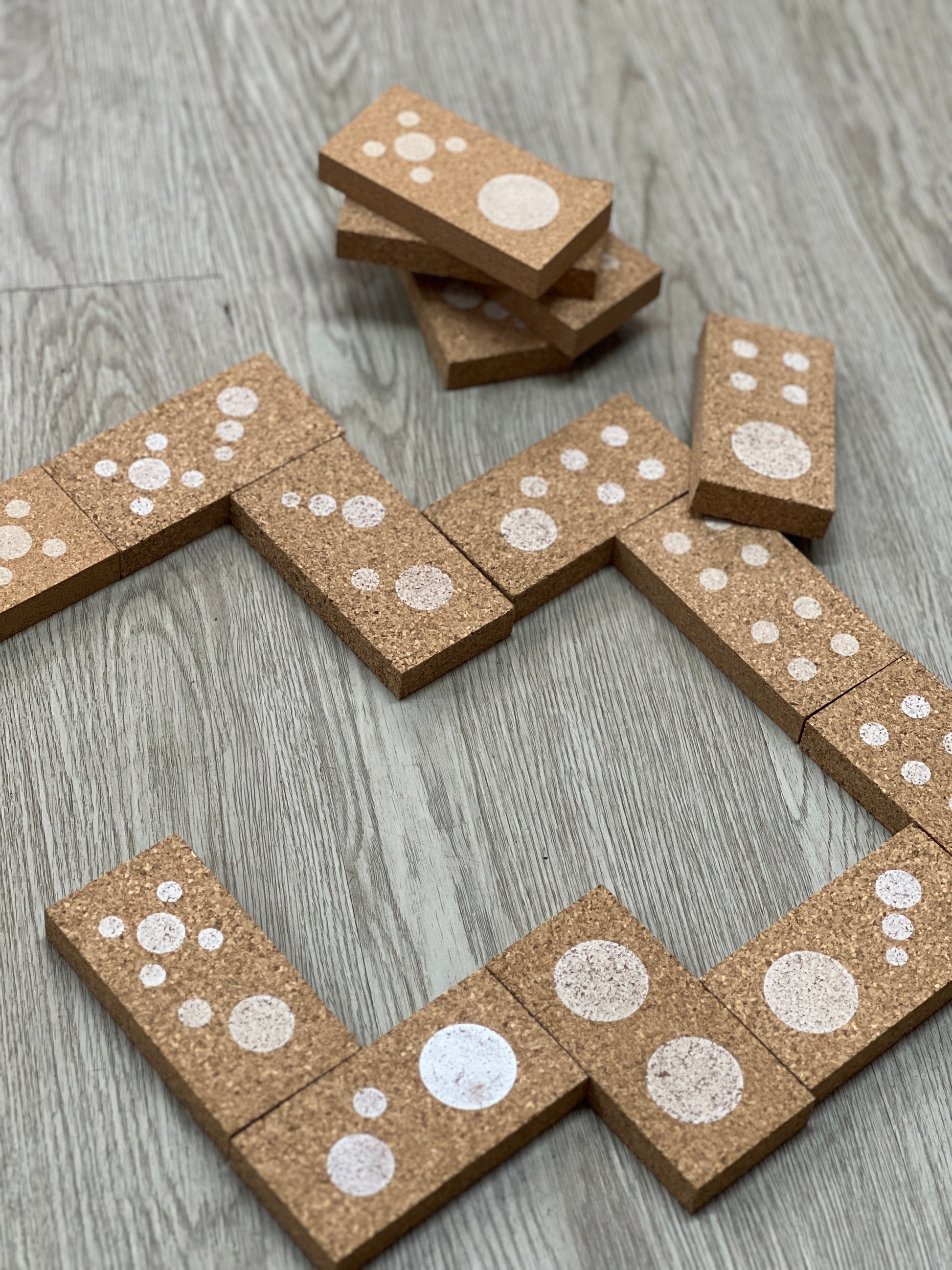 La boîte de 15 dominos en liège est un outil éducatif idéal pour familiariser les enfants avec les chiffres. Chaque domino est fabriqué en liège naturel et doux, offrant une sensation tactile agréable lors de la manipulation.