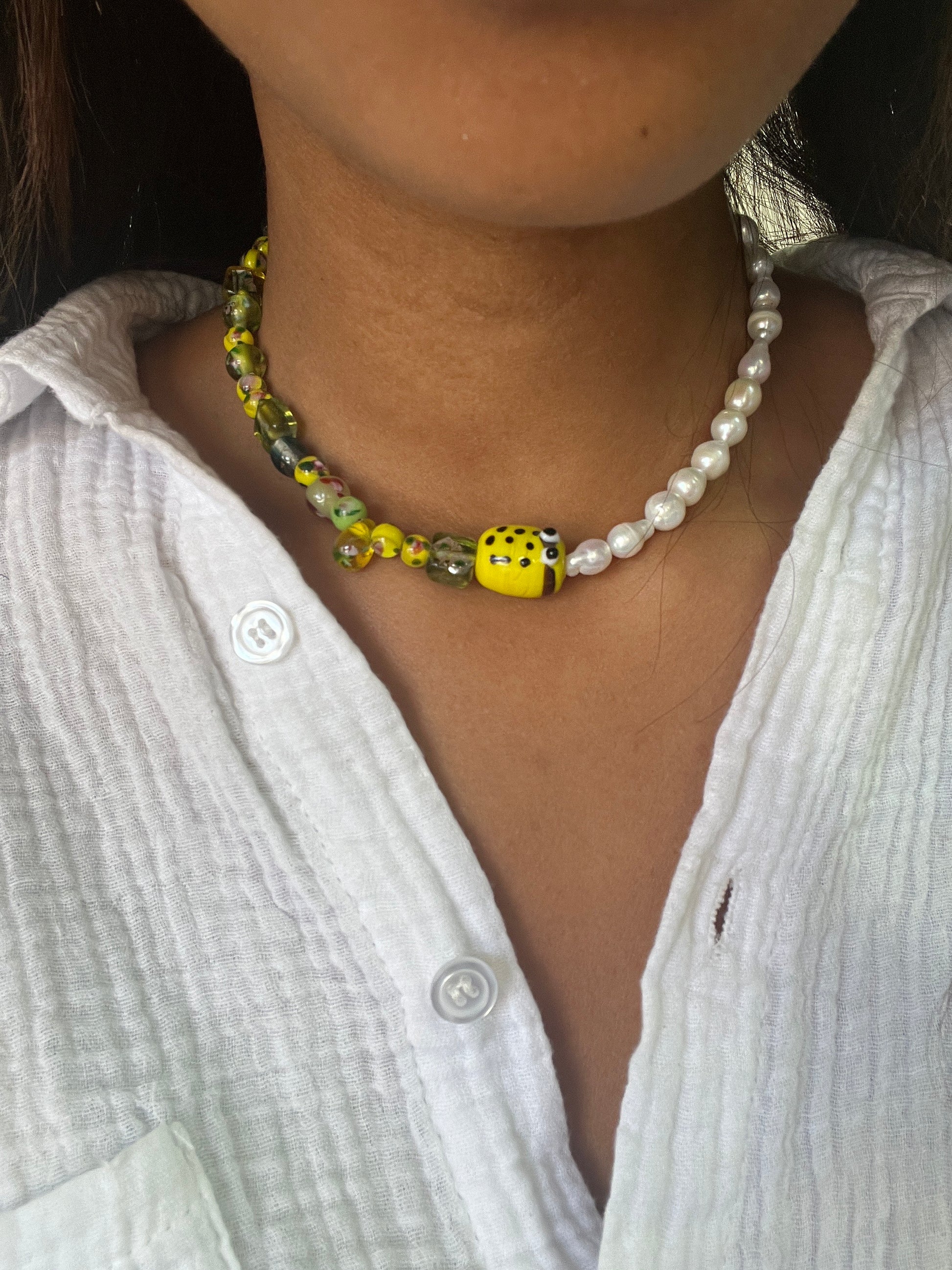 Le collier de la marque Citron Caviar est une pièce unique, faite à la main par une créatrice de Porto Vecchio. Il présente une combinaison de différentes pierres précieuses et semi-précieuses, offrant un design raffiné et intemporel. Chaque collier est une véritable œuvre d'art, témoignant du savoir-faire et de la passion investis dans sa création. C'est un bijou qui célèbre la beauté de la nature et exprime votre individualité avec élégance.