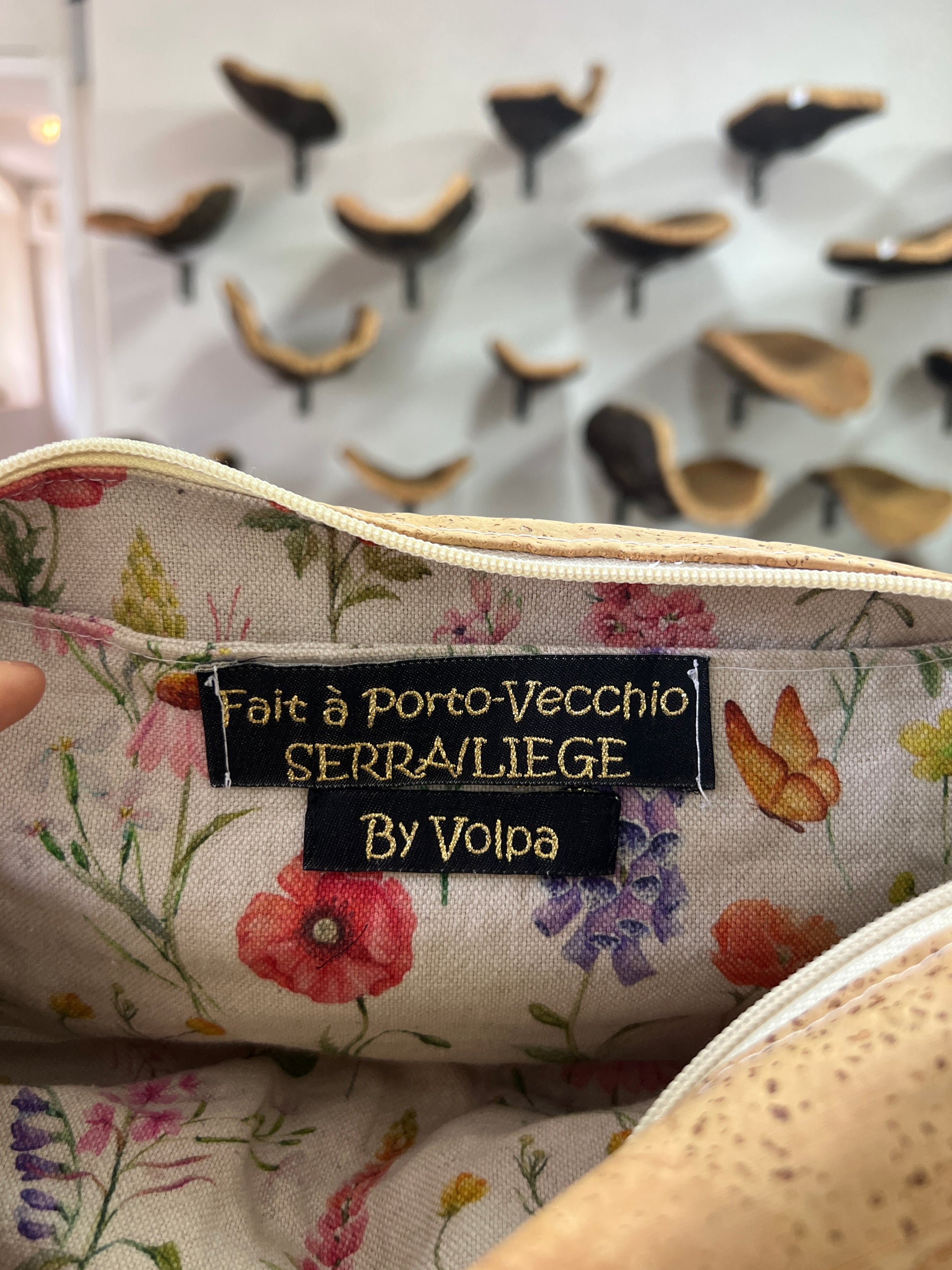 Cette trousse de toilette en liège éco-responsable est un compagnon idéal pour vos voyages et déplacements. Fabriquée à la main avec soin, elle allie style et durabilité. Son extérieur en liège naturel offre une texture unique et une résistance exceptionnelle.