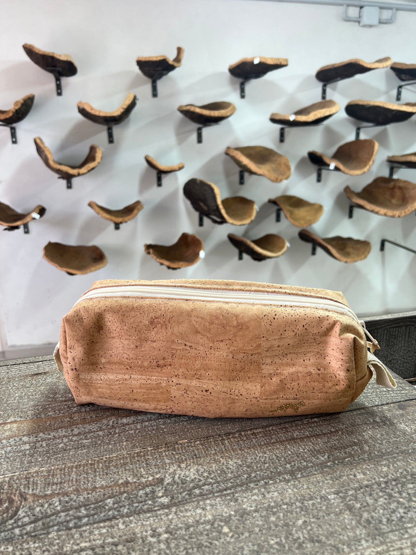 Cette trousse de toilette en liège éco-responsable est un compagnon idéal pour vos voyages et déplacements. Fabriquée à la main avec soin, elle allie style et durabilité. Son extérieur en liège naturel offre une texture unique et une résistance exceptionnelle.