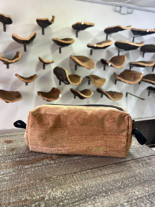 Cette trousse de toilette en liège éco-responsable est un compagnon idéal pour vos voyages et déplacements. Fabriquée à la main avec soin, elle allie style et durabilité. Son extérieur en liège naturel offre une texture unique et une résistance exceptionnelle.