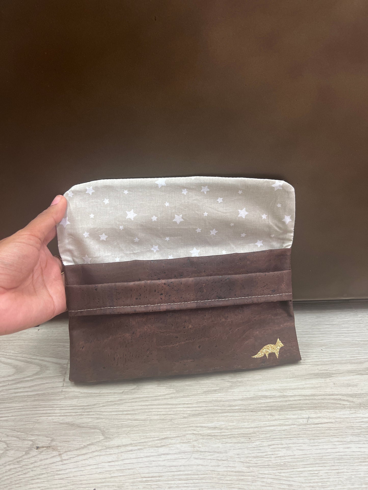 Cette pochette en liège éco-responsable est à la fois chic et durable. Elle est confectionnée à la main avec une attention minutieuse aux détails. Son design est spécialement conçu pour un port à la main, ce qui en fait un accessoire élégant pour les occasions spéciales ou les sorties en soirée.