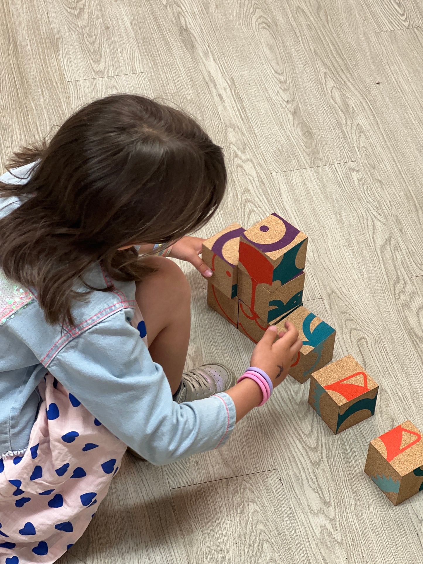 Un jeu de cubes en liège illustrés de motifs d'animaux. Les cubes en liège sont très légers et faciles à saisir pour des petites mains pour faire de belles constructions.