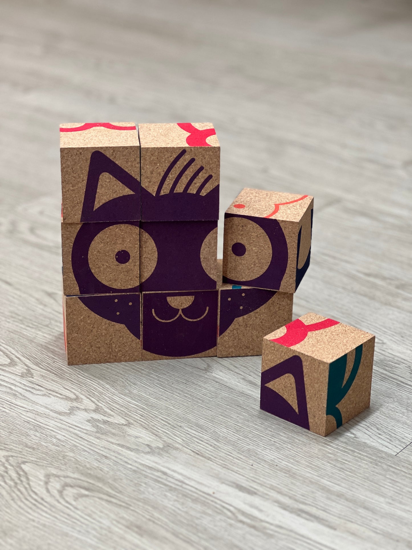 Un jeu de cubes en liège illustrés de motifs d'animaux. Les cubes en liège sont très légers et faciles à saisir pour des petites mains pour faire de belles constructions.