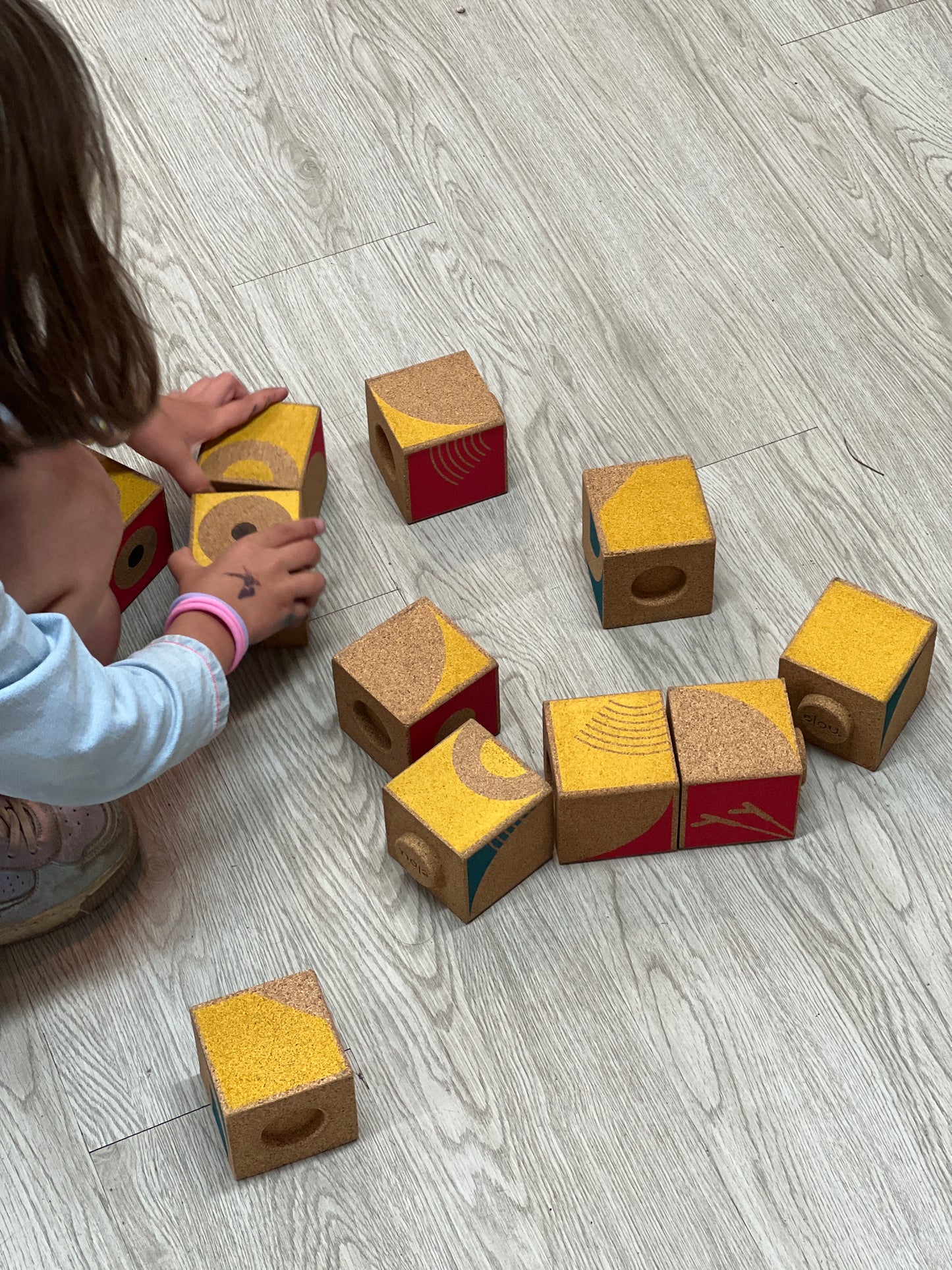 Offrez à vos enfants un jeu d'apprentissage écologique avec notre puzzle en liège ! Ce jeu stimulant est composé de blocs de différentes formes et tailles, qui peuvent être assemblés de multiples façons pour créer des modèles uniques.