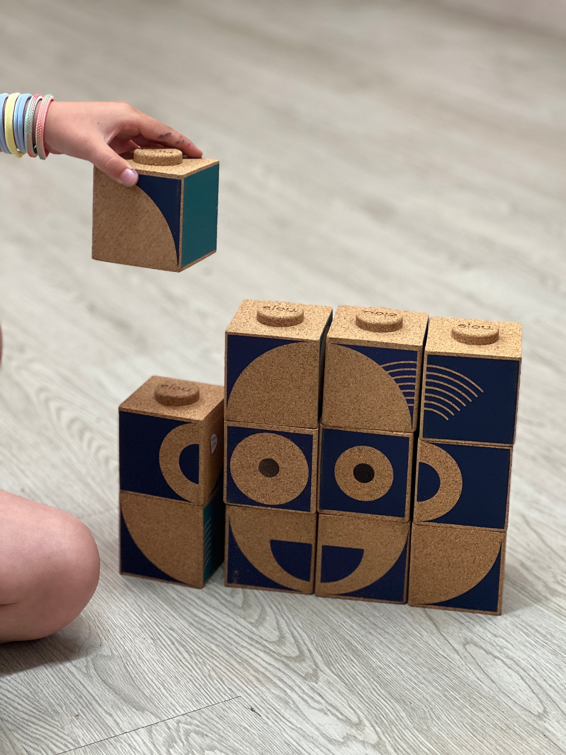 Offrez à vos enfants un jeu d'apprentissage écologique avec notre puzzle en liège ! Ce jeu stimulant est composé de blocs de différentes formes et tailles, qui peuvent être assemblés de multiples façons pour créer des modèles uniques.