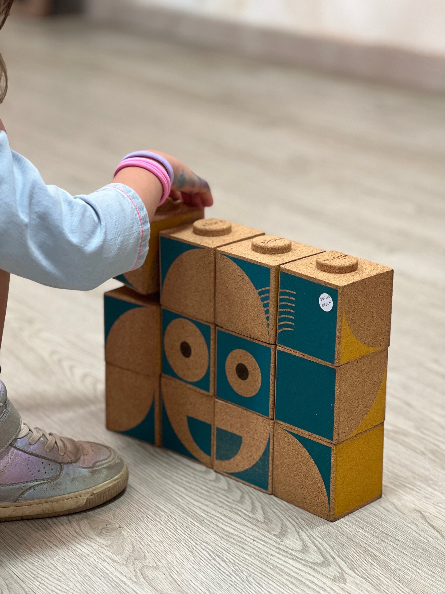 Offrez à vos enfants un jeu d'apprentissage écologique avec notre puzzle en liège ! Ce jeu stimulant est composé de blocs de différentes formes et tailles, qui peuvent être assemblés de multiples façons pour créer des modèles uniques.