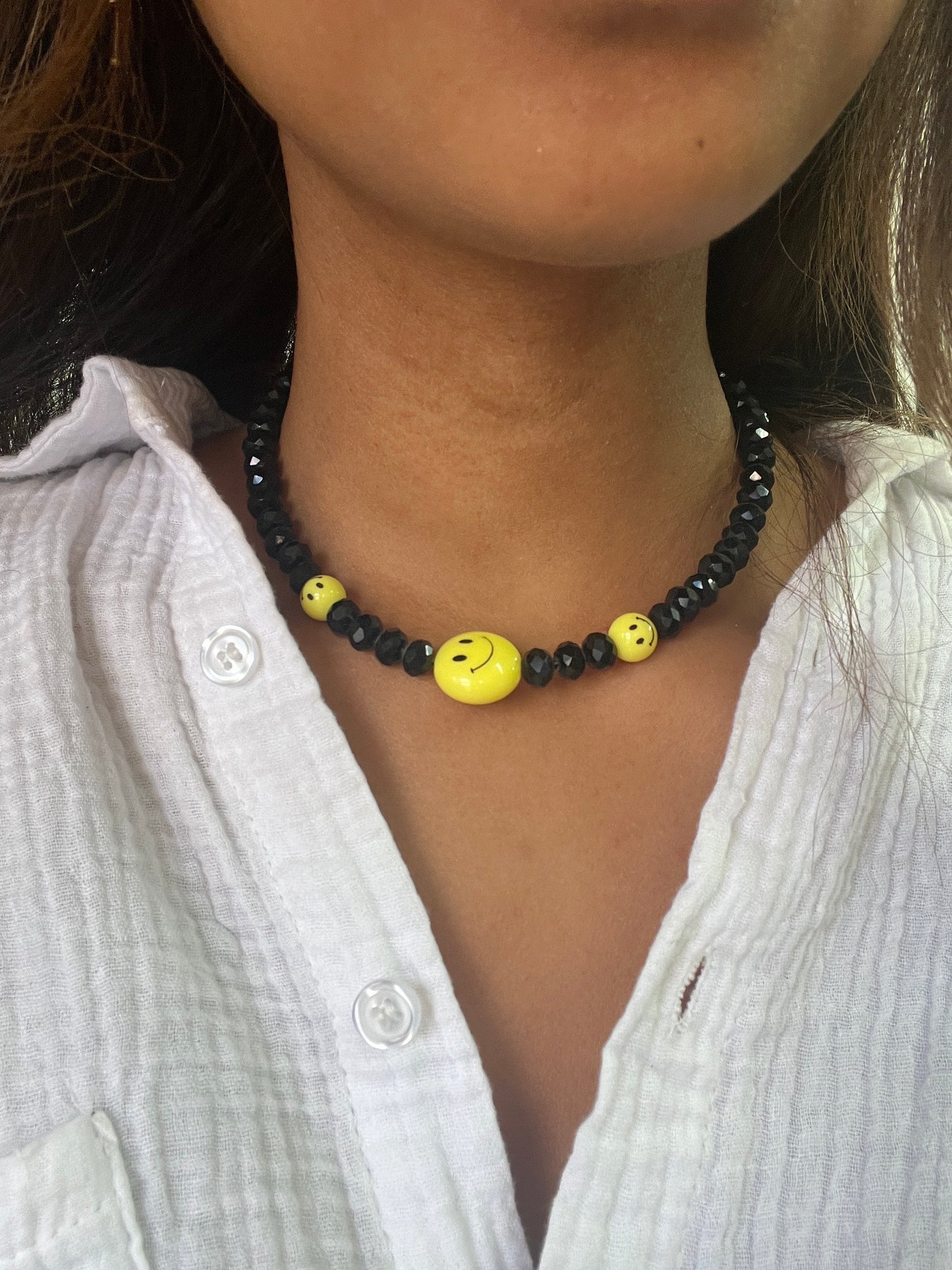 Le collier de la marque Citron Caviar est une pièce unique, faite à la main par une créatrice de Porto Vecchio. Il présente une combinaison de différentes pierres précieuses et semi-précieuses, offrant un design raffiné et intemporel. Chaque collier est une véritable œuvre d'art, témoignant du savoir-faire et de la passion investis dans sa création. C'est un bijou qui célèbre la beauté de la nature et exprime votre individualité avec élégance.