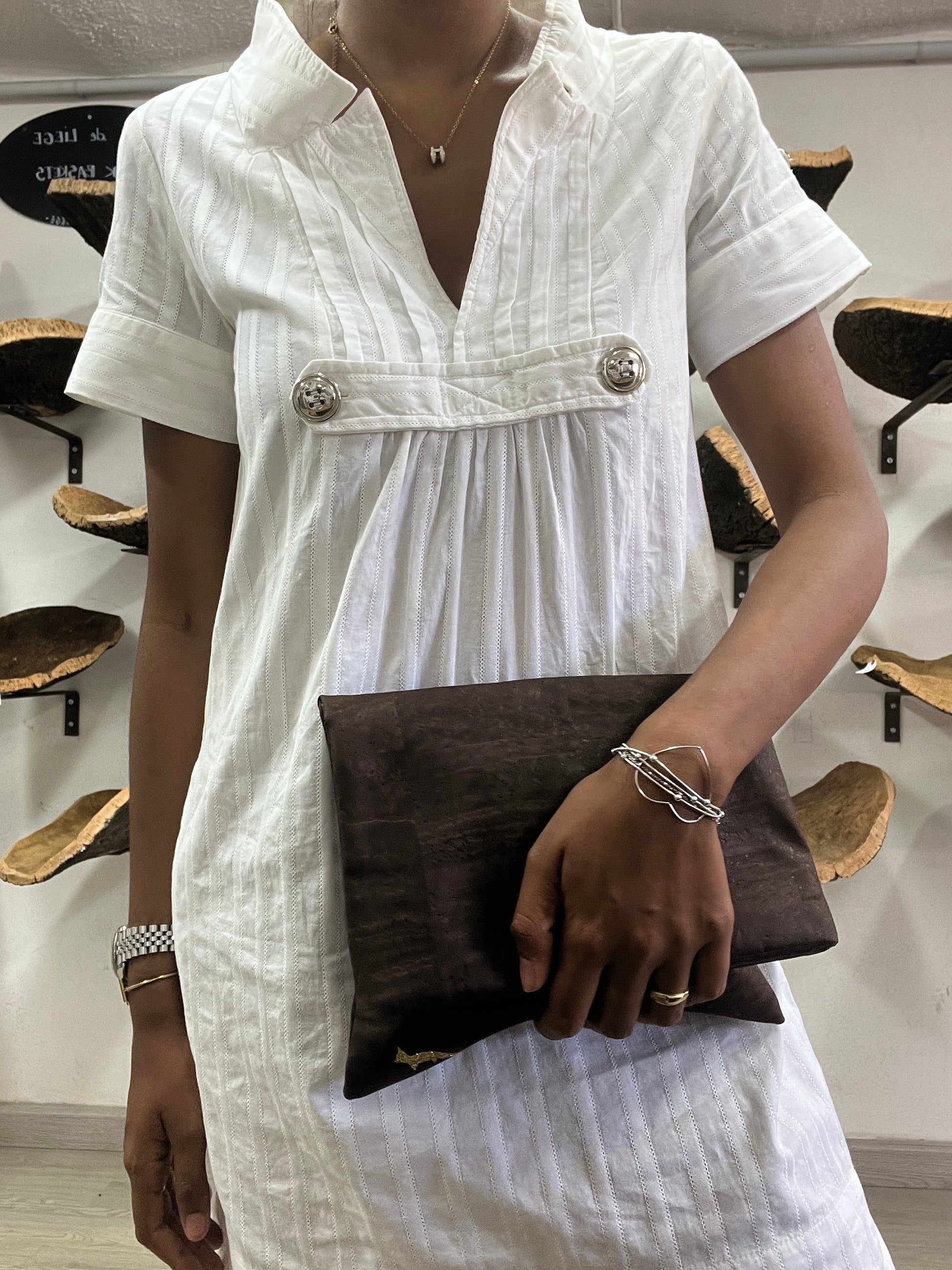 Cette pochette en liège éco-responsable est à la fois chic et durable. Elle est confectionnée à la main avec une attention minutieuse aux détails. Son design est spécialement conçu pour un port à la main, ce qui en fait un accessoire élégant pour les occasions spéciales ou les sorties en soirée.