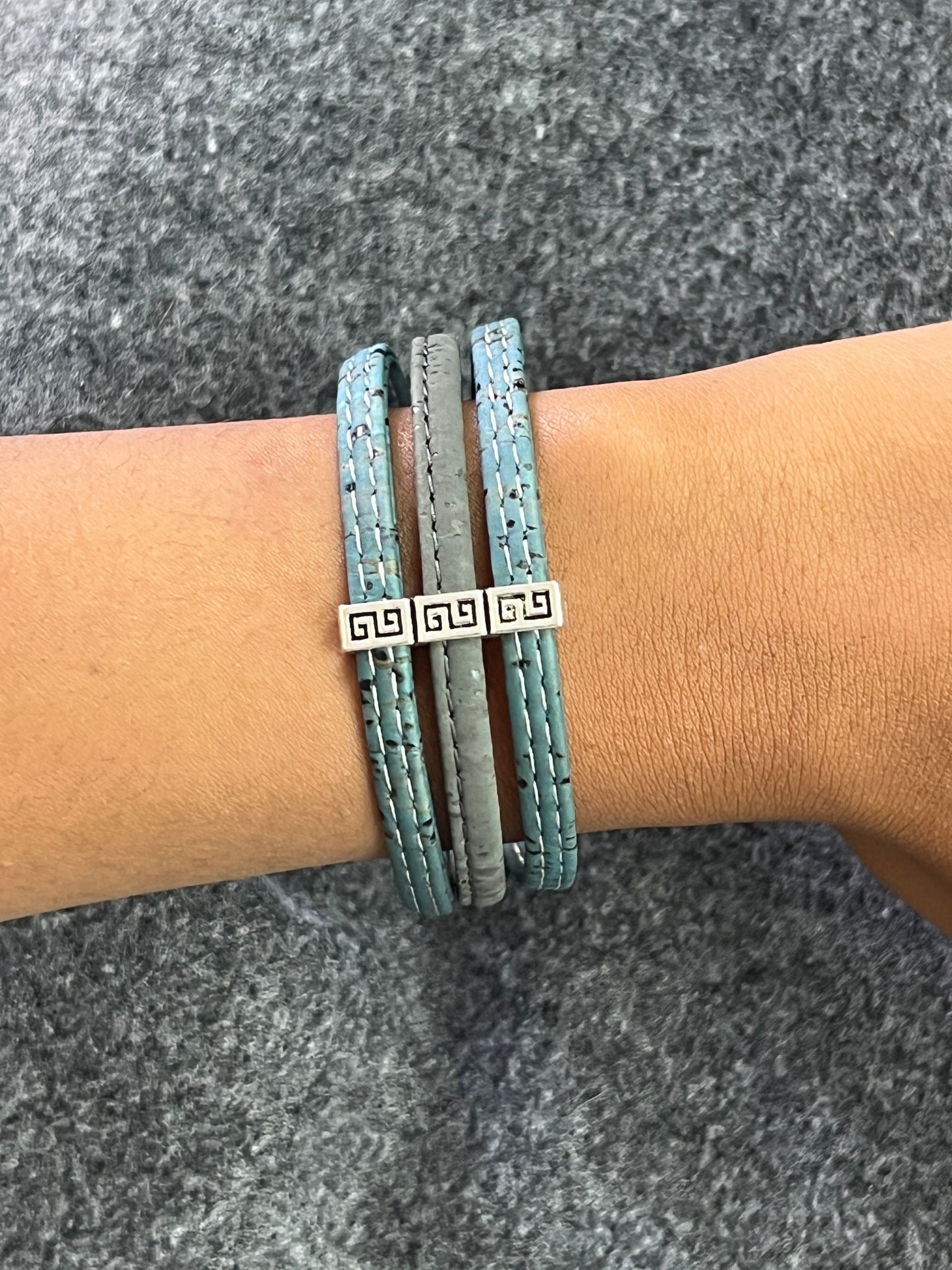 Cette gamme de bracelets est fabriqué en Corse, à Ajaccio.  Le bracelet en lui même est composé de trois brins en liège de 5mm chacun, monté de ferrures en acier inoxydable.