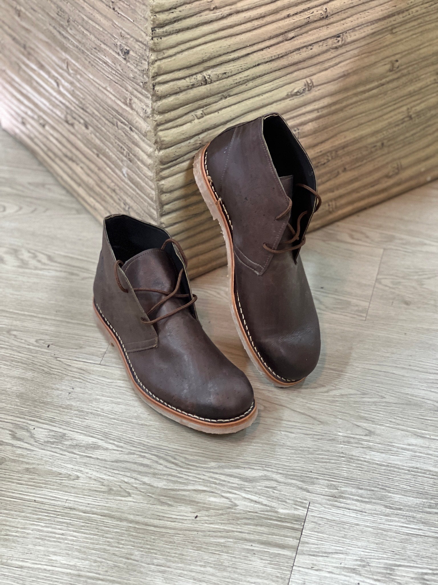 Chaussure en cuir de liège homme. Bottines résistantes et éco-responsable