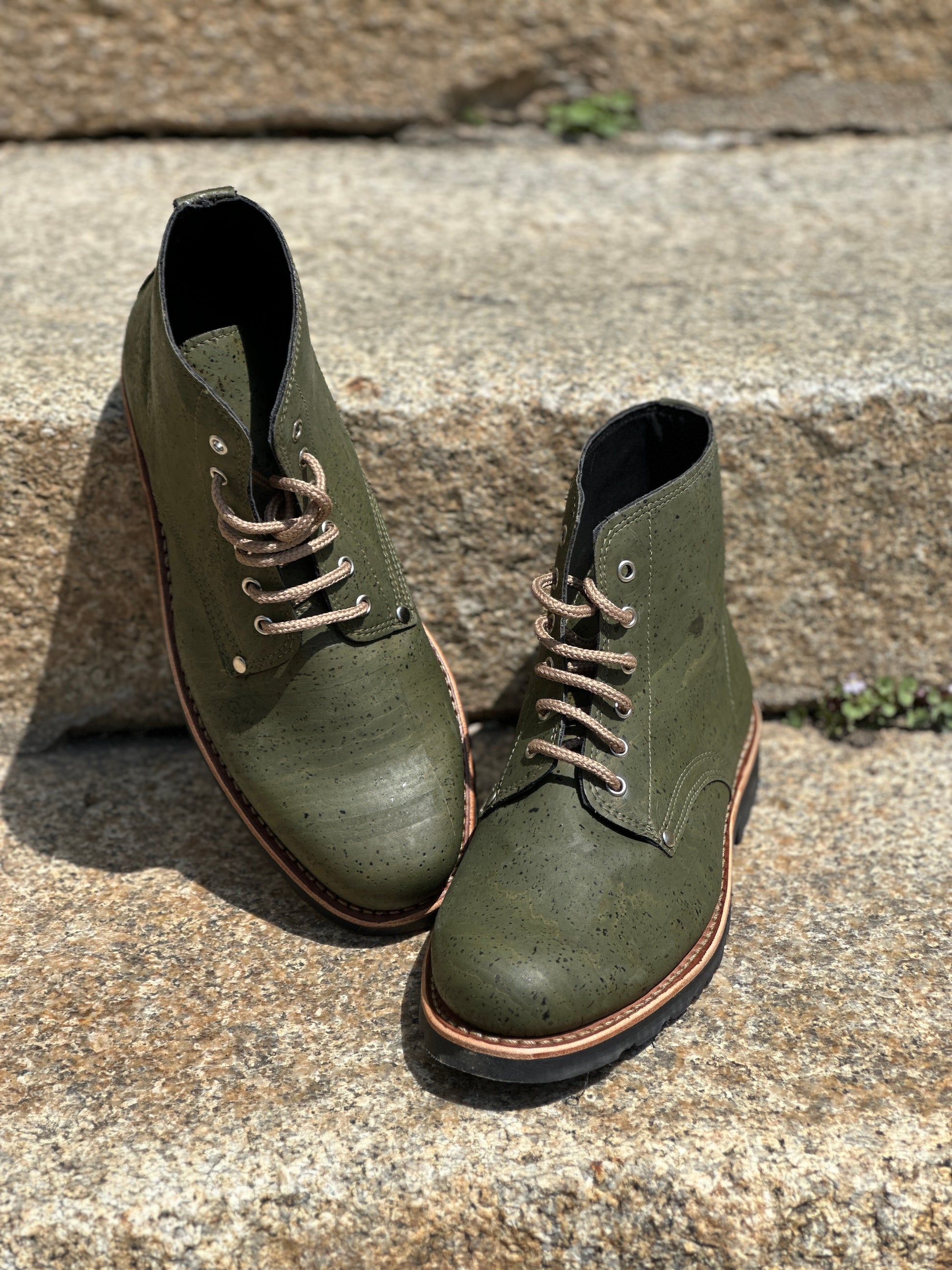 Les chaussures en liège pour homme sont à la fois résistantes et responsables, offrant une combinaison parfaite de durabilité et d'éthique environnementale. Fabriquées à partir de liège naturel, elles sont légères, flexibles et extrêmement solides, garantissant une longue durée de vie