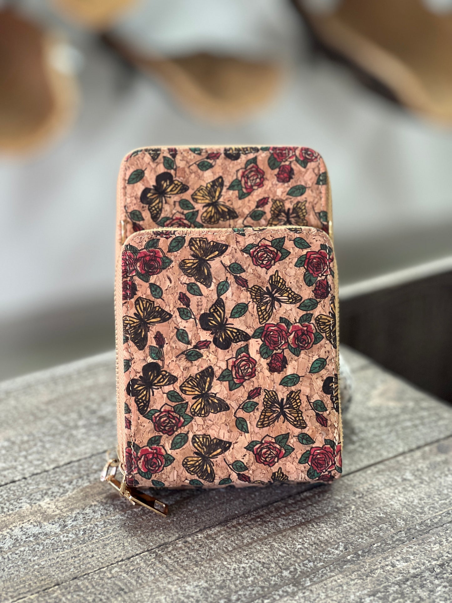 Découvrez notre pochette bandoulière en liège éco-responsable. Pratique et élégante, elle comporte deux compartiments pour organiser vos affaires : un pour votre téléphone et un pour votre porte-feuille. Fabriquée à partir de liège durable, elle offre un style unique tout en étant respectueuse de l'environnement.