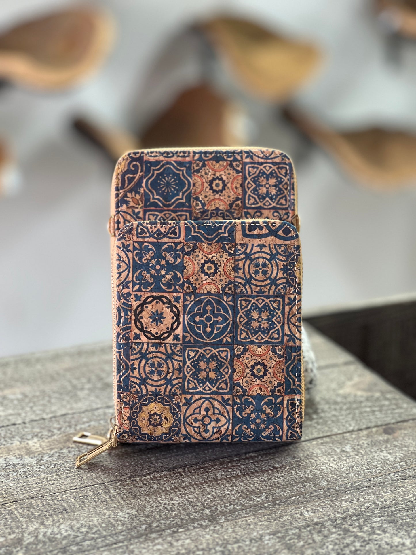 Découvrez notre pochette bandoulière en liège éco-responsable. Pratique et élégante, elle comporte deux compartiments pour organiser vos affaires : un pour votre téléphone et un pour votre porte-feuille. Fabriquée à partir de liège durable, elle offre un style unique tout en étant respectueuse de l'environnement.