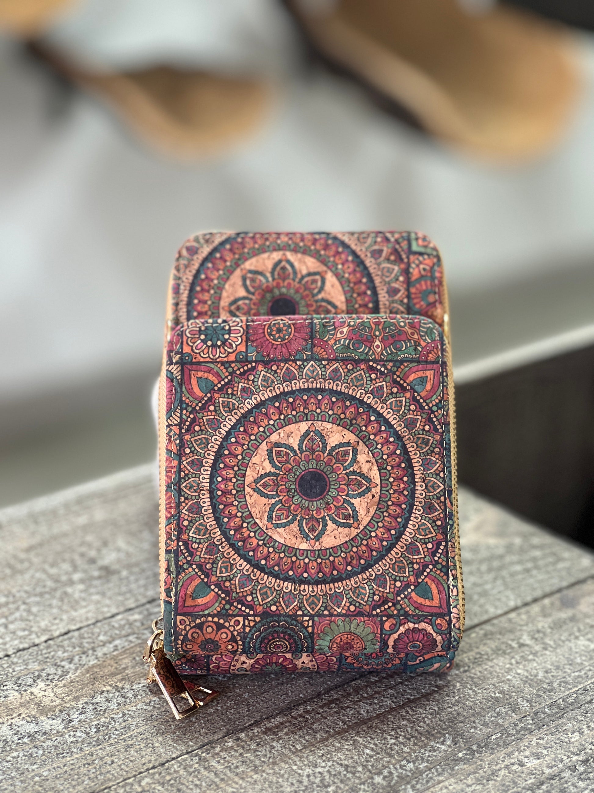 Découvrez notre pochette bandoulière en liège éco-responsable. Pratique et élégante, elle comporte deux compartiments pour organiser vos affaires : un pour votre téléphone et un pour votre porte-feuille. Fabriquée à partir de liège durable, elle offre un style unique tout en étant respectueuse de l'environnement.