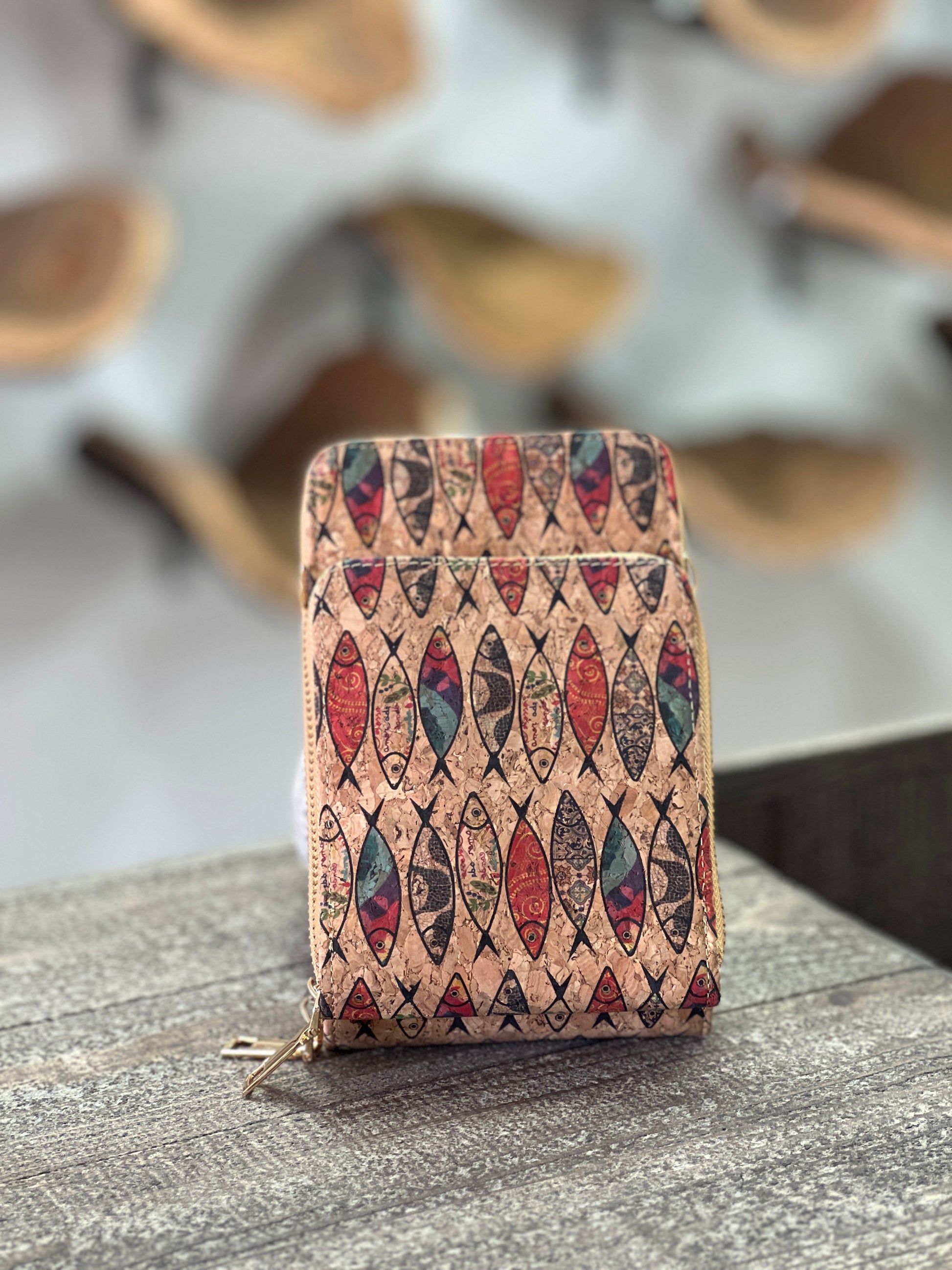 Découvrez notre pochette bandoulière en liège éco-responsable. Pratique et élégante, elle comporte deux compartiments pour organiser vos affaires : un pour votre téléphone et un pour votre porte-feuille. Fabriquée à partir de liège durable, elle offre un style unique tout en étant respectueuse de l'environnement.