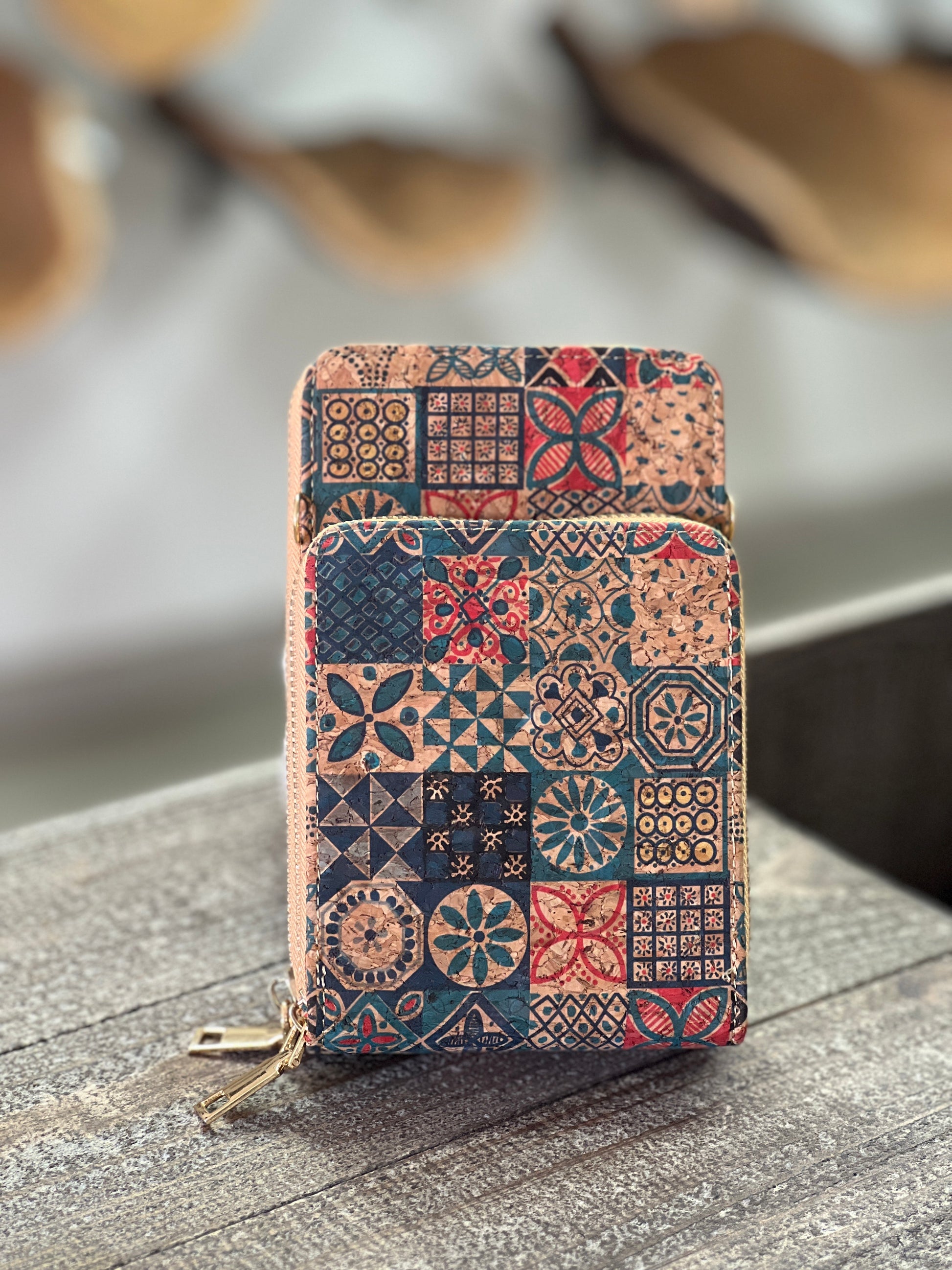 Découvrez notre pochette bandoulière en liège éco-responsable. Pratique et élégante, elle comporte deux compartiments pour organiser vos affaires : un pour votre téléphone et un pour votre porte-feuille. Fabriquée à partir de liège durable, elle offre un style unique tout en étant respectueuse de l'environnement.