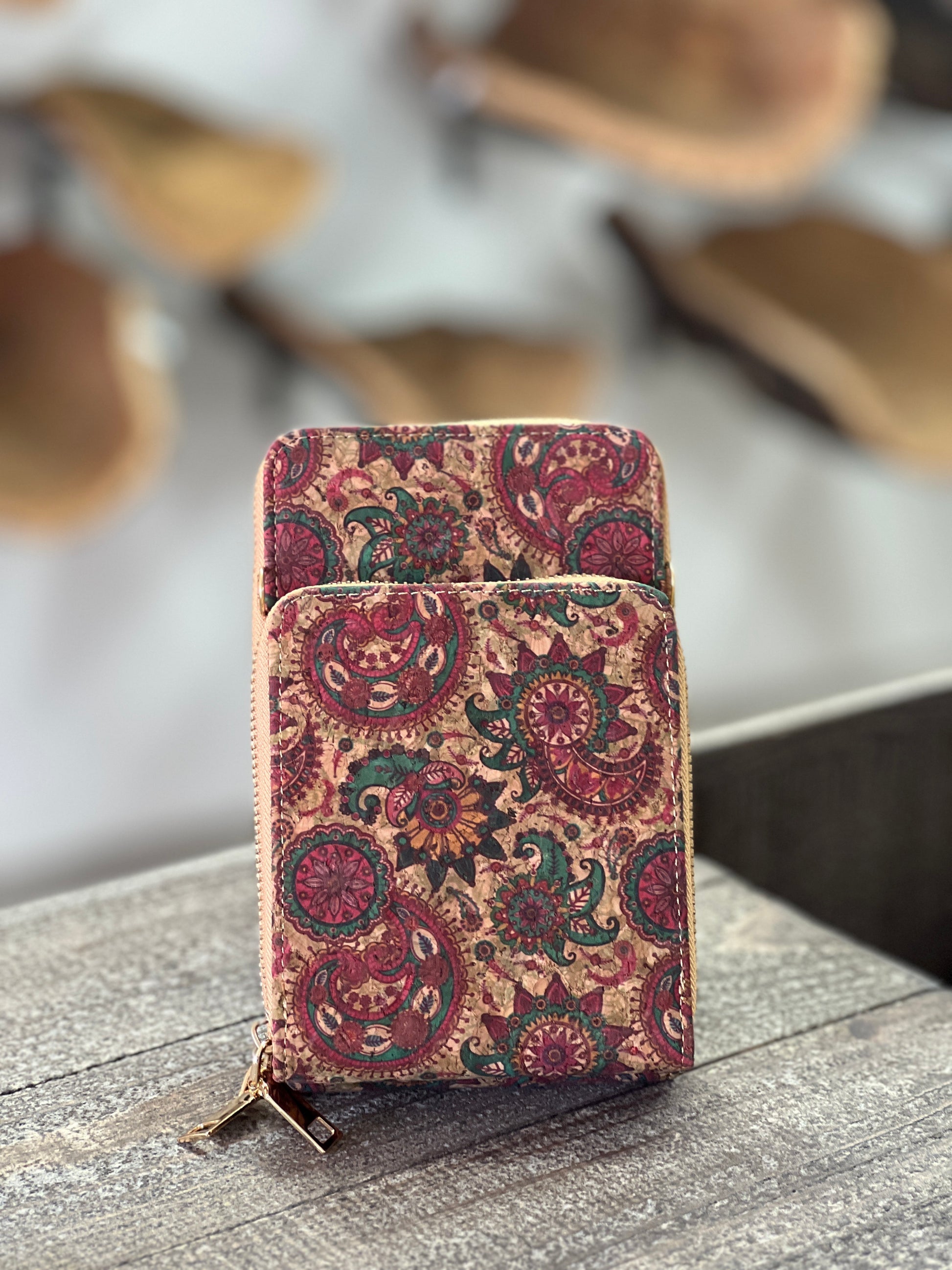 Découvrez notre pochette bandoulière en liège éco-responsable. Pratique et élégante, elle comporte deux compartiments pour organiser vos affaires : un pour votre téléphone et un pour votre porte-feuille. Fabriquée à partir de liège durable, elle offre un style unique tout en étant respectueuse de l'environnement.