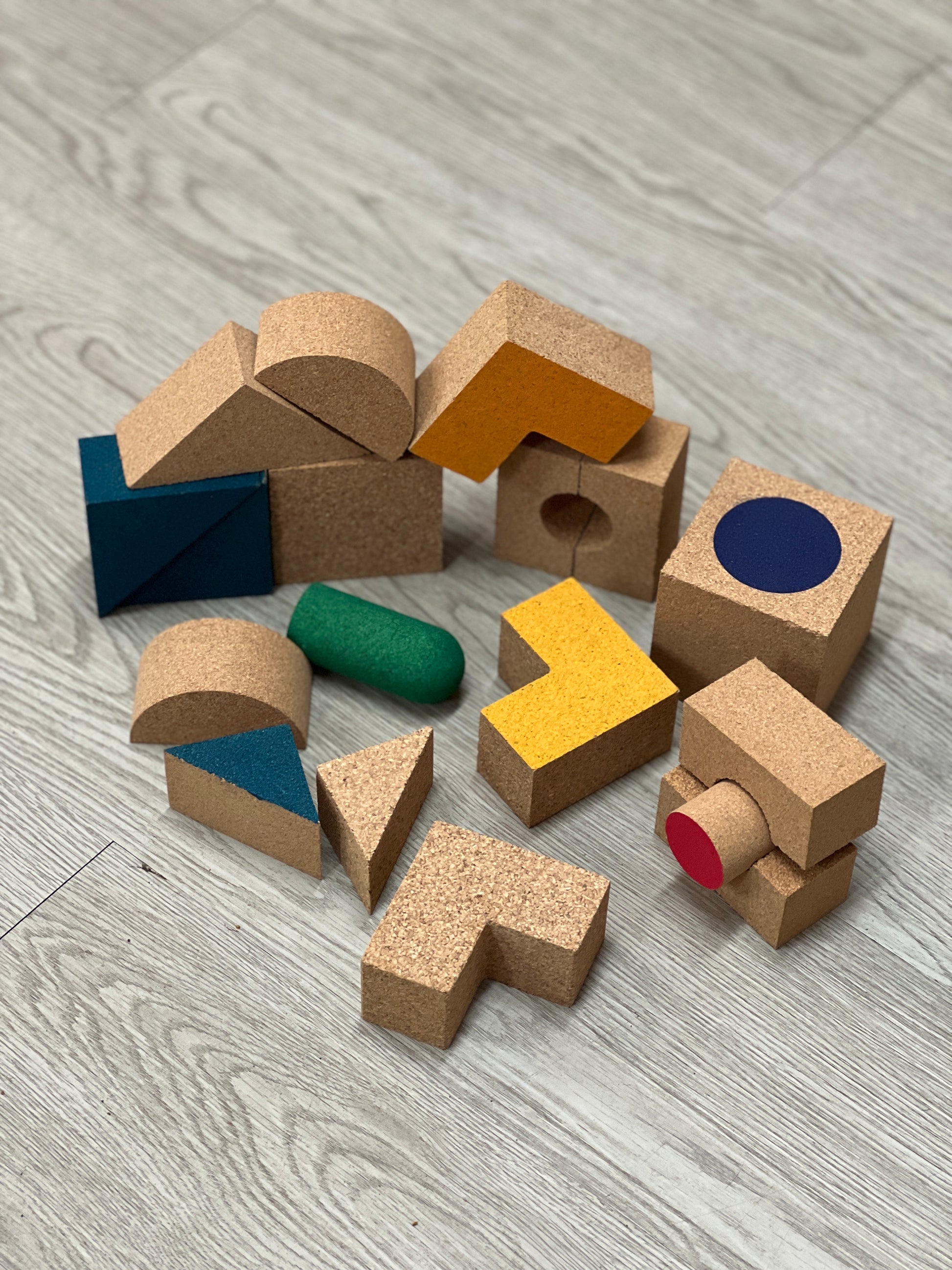 Ce jeu de construction pour enfants avec des pièces en liège en forme géométrique est un ensemble de jouets éducatifs amusants et colorés. Les pièces sont en formes géométriques différentes, comme des carrés et des triangles, permettant aux enfants de créer des structures imaginatives et de développer leur créativité.