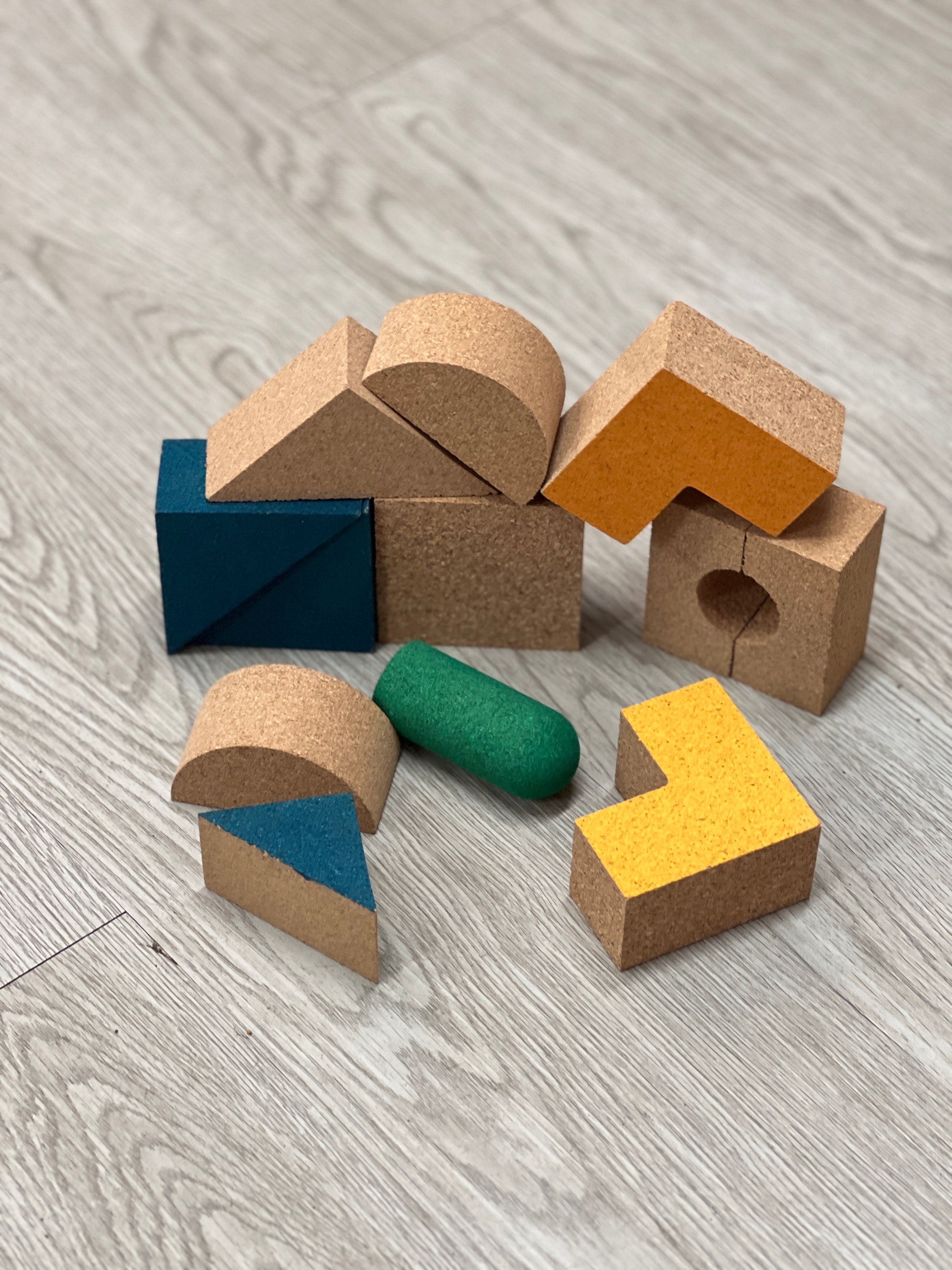 Ce jeu de construction pour enfants avec des pièces en liège en forme géométrique est un ensemble de jouets éducatifs amusants et colorés. Les pièces sont en formes géométriques différentes, comme des carrés et des triangles, permettant aux enfants de créer des structures imaginatives et de développer leur créativité.