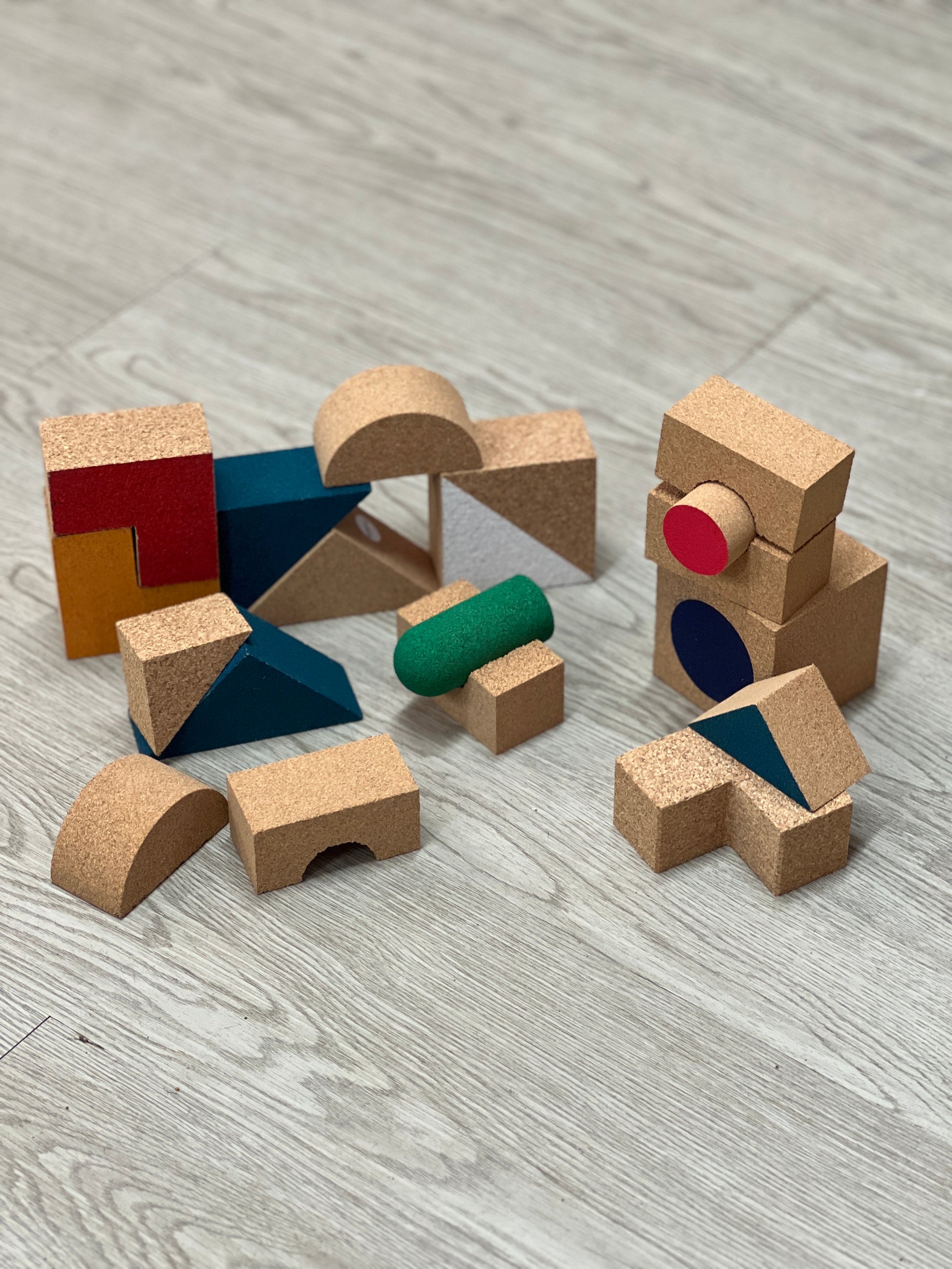 Ce jeu de construction pour enfants avec des pièces en liège en forme géométrique est un ensemble de jouets éducatifs amusants et colorés. Les pièces sont en formes géométriques différentes, comme des carrés et des triangles, permettant aux enfants de créer des structures imaginatives et de développer leur créativité.