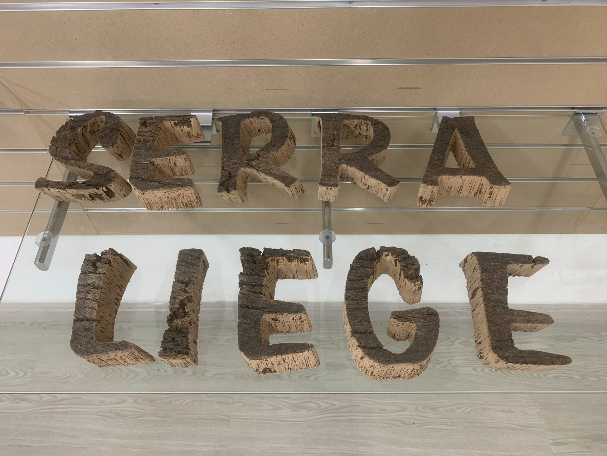 Lettres Serra Liège en liège 15 cm sur vitre